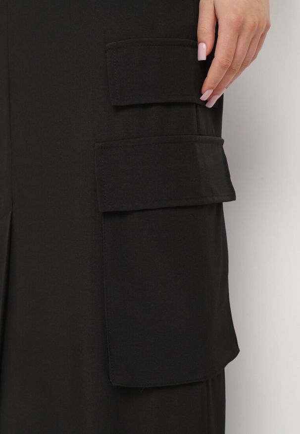 Born2be - Czarna Spódnica w Stylu Utility z Kieszeniami i Rozcięciem na Przodzie Temari. Okazja: na co dzień. Stan: podwyższony. Kolor: czarny. Styl: elegancki, casual