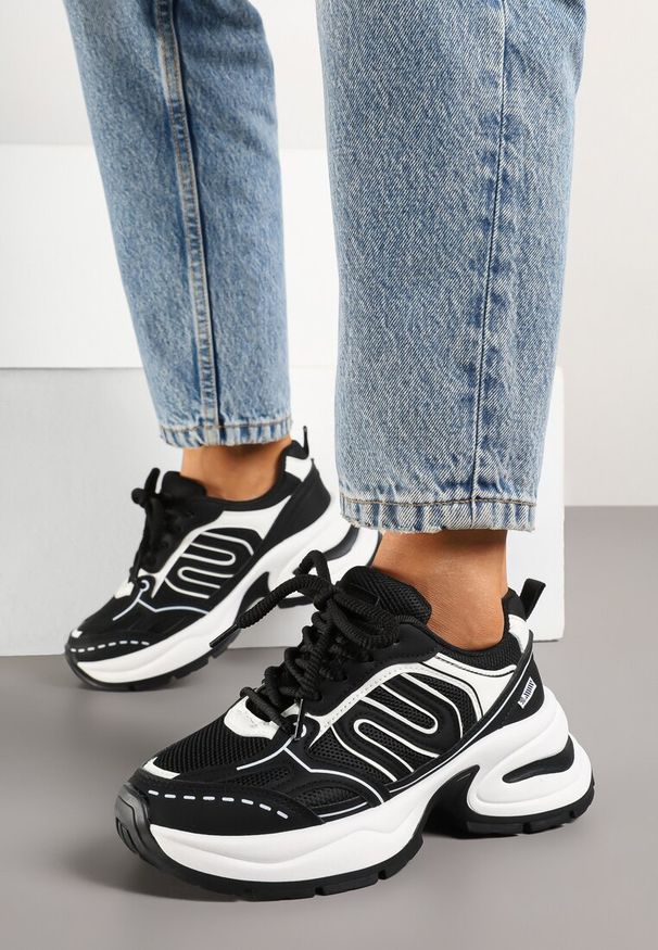 Renee - Czarne Sneakersy na Platformie Ozdobione Geometrycznym Motywem Desaniel. Okazja: na co dzień. Kolor: czarny. Materiał: jeans. Wzór: aplikacja, geometria. Obcas: na platformie