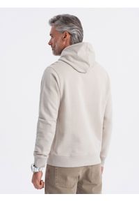 Ombre Clothing - Męska bluza dresowa kangurka z kapturem - jasnobeżowa V1 OM-SSBN-0177 - XXL. Okazja: na co dzień. Typ kołnierza: kaptur. Kolor: beżowy. Materiał: dresówka. Wzór: aplikacja. Styl: klasyczny, casual #9