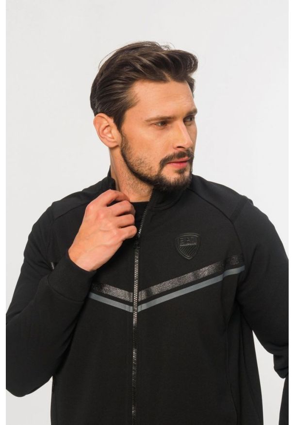 EA7 Emporio Armani - EA7 Czarna bluza męska z brokatową 7. Typ kołnierza: kołnierzyk stójkowy. Kolor: czarny. Materiał: guma. Wzór: aplikacja, paski