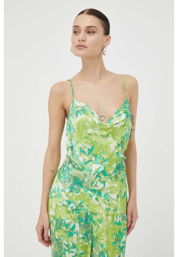 GESTUZ - Gestuz top kolor zielony wzorzysta. Okazja: na co dzień. Kolor: zielony. Materiał: tkanina, materiał, wiskoza. Długość rękawa: na ramiączkach. Styl: casual