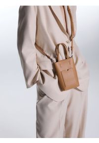 Reserved - Mini torebka na ramię - brązowy. Kolor: brązowy. Materiał: skórzane. Rodzaj torebki: na ramię #1