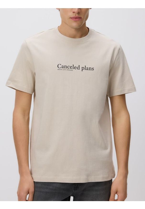 Reserved - T-shirt regular z nadrukiem - beżowy. Kolor: beżowy. Materiał: dzianina, bawełna. Wzór: nadruk