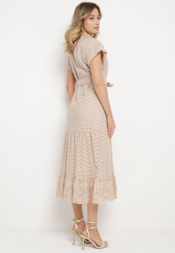 Born2be - Beżowa Sukienka Bawełniana z Ażurowym Wzorem i Wiązanym Paskiem Kelilena. Okazja: na co dzień. Kolor: beżowy. Materiał: bawełna. Długość rękawa: krótki rękaw. Wzór: ażurowy. Typ sukienki: rozkloszowane. Styl: elegancki, retro, casual