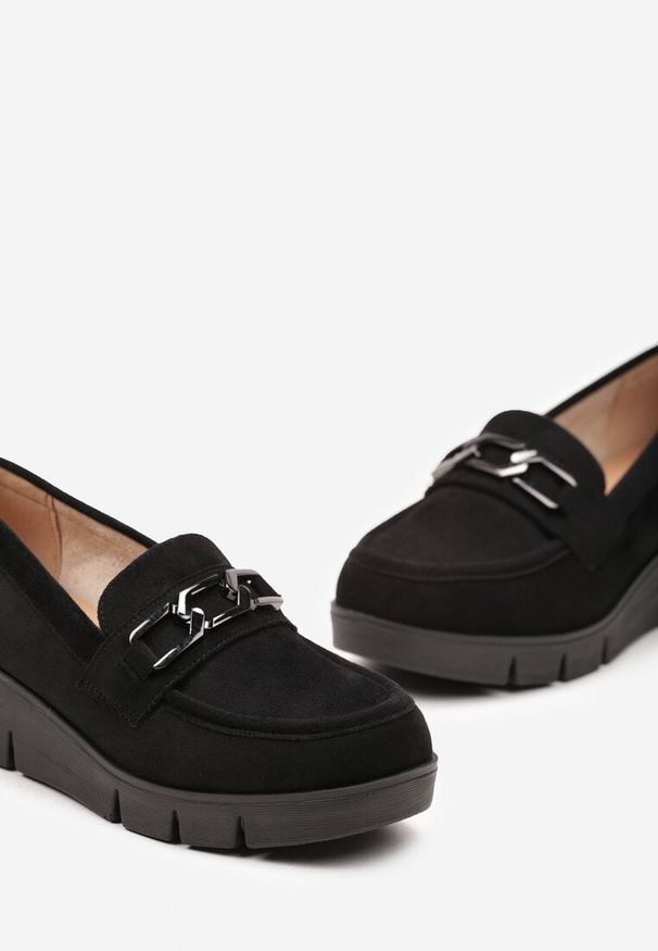 Born2be - Czarne Półbuty na Koturnie ze Skórzaną Wkładką i Ozdobnym Łańcuchem Firielle. Kolor: czarny. Materiał: skóra. Obcas: na koturnie