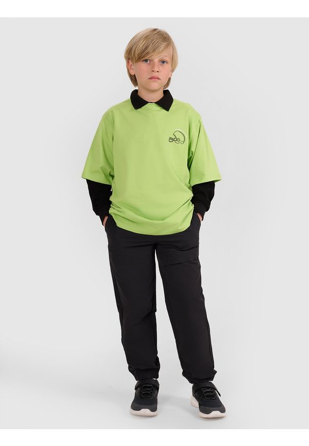 4f - 4F Spodnie casual joggery chłopięce - czarne 140 (9-10 lat). Okazja: na co dzień. Kolor: czarny. Materiał: tkanina, elastan, materiał. Sezon: lato. Styl: casual