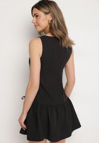 Born2be - Czarna Rozkloszowana Sukienka Vices Bez Rękawów z Obniżonym Stanem i Kokardkami Folinesa. Okazja: na co dzień. Typ kołnierza: kokarda. Kolor: czarny. Długość rękawa: bez rękawów. Styl: klasyczny, casual, elegancki #4