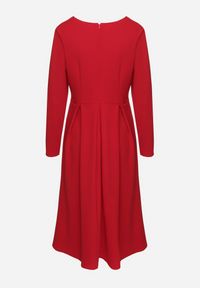 Born2be - Czerwona Rozkloszowana Sukienka Wieczorowa ze Szpiczastym Dekoltem Temithiel. Okazja: na co dzień. Kolor: czerwony. Materiał: jeans. Wzór: aplikacja. Typ sukienki: proste. Styl: wizytowy #4