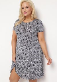 Born2be - Granatowo-Biała Rozkloszowana Sukienka z Wiskozy Krótkim Rękawem i Mozaikowym Printem Hyacina. Kolor: niebieski. Materiał: wiskoza. Długość rękawa: krótki rękaw. Wzór: nadruk. Sezon: lato. Styl: wakacyjny #3