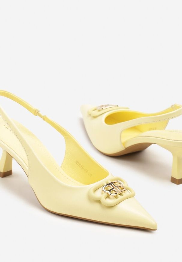 Renee - Żółte Czółenka Sandały Vices na Kaczuszce Typu Slingback Ozdobione Metaliczną Aplikacją Lilarunea. Okazja: na co dzień. Kolor: żółty. Materiał: jeans. Wzór: aplikacja. Sezon: lato. Obcas: na szpilce. Styl: casual, elegancki