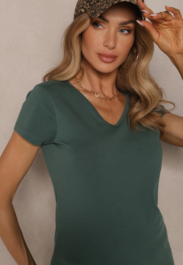 Renee - Ciemnozielony Bawełniany T-shirt z Dekoltem w Kształcie Litery V Fevalista. Okazja: na co dzień. Typ kołnierza: dekolt w kształcie V. Kolor: zielony, beżowy. Materiał: bawełna. Styl: elegancki, casual