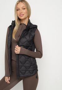 Born2be - Czarna Kamizelka z Odpinanym Kapturem Ozdobiona Pikowaniem Cirisse. Okazja: na spacer, na co dzień. Kolor: czarny. Materiał: jeans. Wzór: aplikacja. Styl: casual, elegancki, klasyczny #2