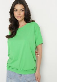 Born2be - Zielony T-shirt z Krótkimi Rękawami i Dłuższym Tyłem Cercisa. Okazja: na co dzień. Typ kołnierza: dekolt w serek. Kolor: zielony. Materiał: bawełna, jeans. Długość rękawa: krótki rękaw. Długość: krótkie. Styl: klasyczny, casual