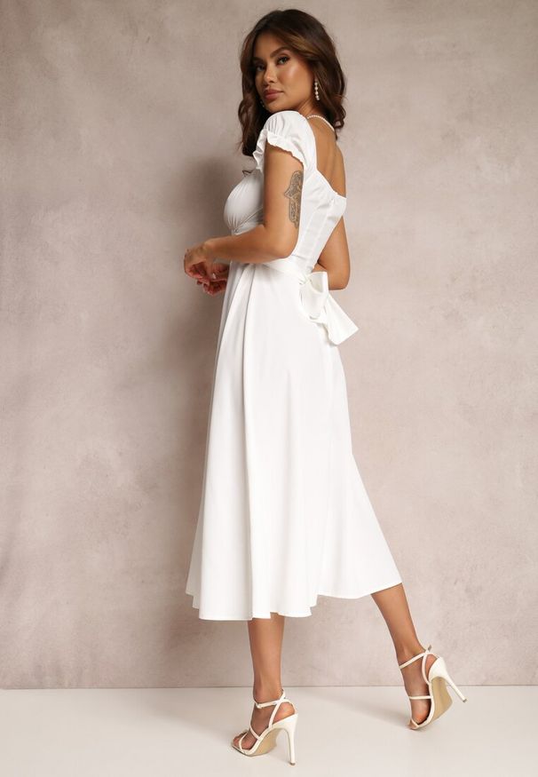 Renee - Biała Sukienka o Rozkloszowanym Kroju z Wiązaniem Perolis. Kolor: biały. Materiał: tkanina. Długość rękawa: krótki rękaw. Wzór: jednolity, gładki. Typ sukienki: rozkloszowane. Styl: klasyczny, wizytowy, elegancki. Długość: midi