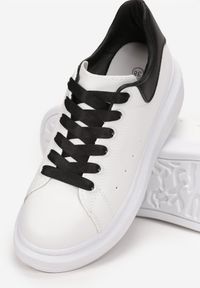 Born2be - Biało-Czarne Sneakersy Dyana. Okazja: na co dzień. Nosek buta: okrągły. Kolor: biały. Materiał: materiał. Szerokość cholewki: normalna. Wzór: gładki. Obcas: na platformie. Sport: turystyka piesza #5