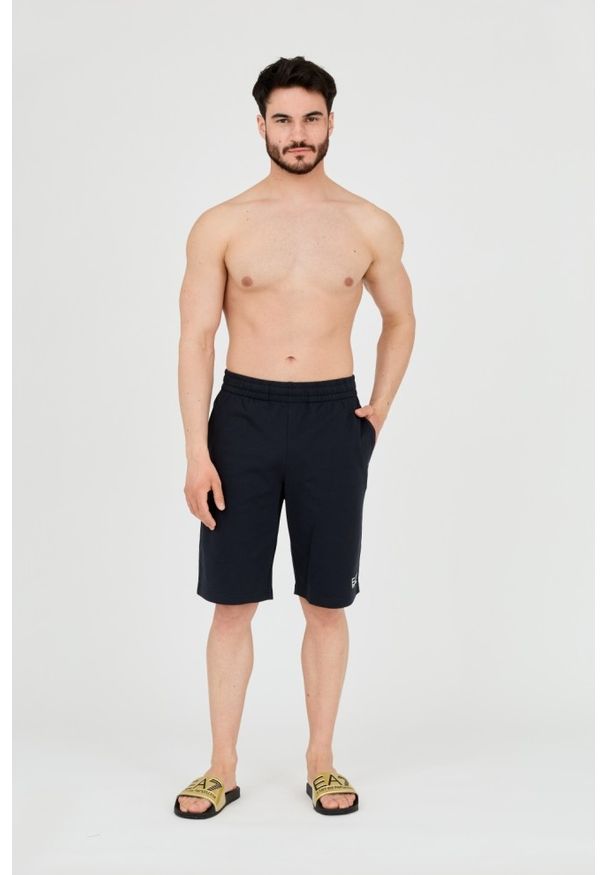 EA7 Emporio Armani - EA7 Granatowe shorty męskie z białym logo, Rozmiar S. Kolor: niebieski. Materiał: bawełna. Długość: krótkie