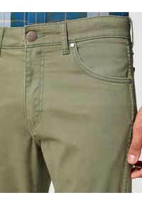 Wrangler - WRANGLER MĘSKIE SPODNIE MATERIAŁOWE LARSTON DUSTY OLIVE 112356816 W18S014024. Okazja: na co dzień. Stan: obniżony. Materiał: materiał. Styl: klasyczny, casual #3
