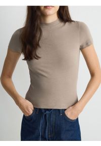 Reserved - T-shirt regular - beżowy. Kolor: beżowy. Materiał: włókno, bawełna, dzianina