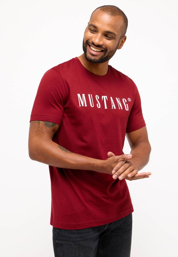 Męski T-Shirt Koszulka Mustang Style Austin Syrah 1014695 7187, 5XL. Kolor: czerwony. Materiał: jeans, skóra, bawełna. Styl: klasyczny, elegancki