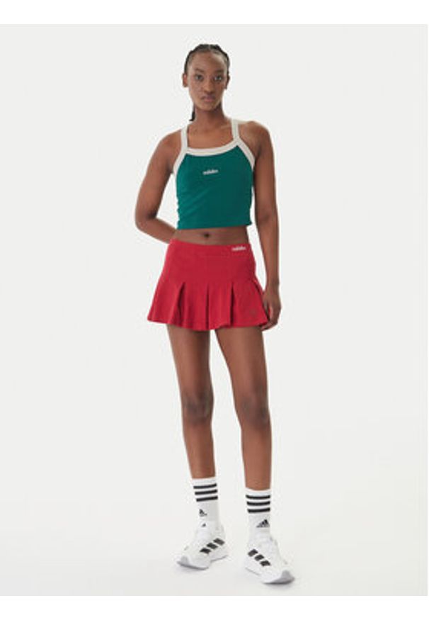 Adidas - adidas Spódnica plisowana Seasonal Essentials Colorpop KD3372 Czerwony Loose Fit. Kolor: czerwony. Materiał: bawełna