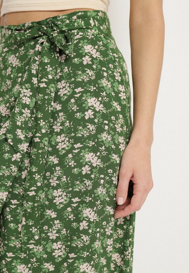 Born2be - Zielona Spódnica Wiązana w Pasie w Kwiatowy Print Ellivella. Okazja: na spotkanie biznesowe. Kolor: zielony. Wzór: nadruk, kwiaty. Styl: klasyczny, biznesowy, elegancki