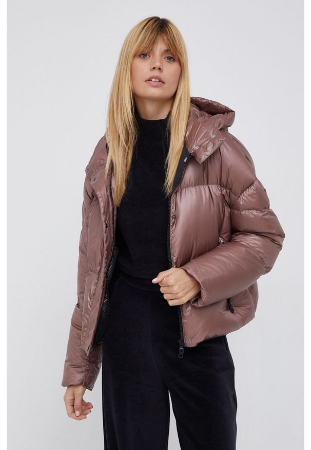 Refrigiwear - RefrigiWear - Kurtka puchowa Karina. Kolor: beżowy. Materiał: puch. Wzór: gładki