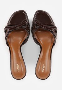 Born2be - Brązowe Klapki VICES na Kaczuszce Zdobione Aplikacją z Kokardą Thalyne. Okazja: na co dzień, na randkę, na ślub cywilny, na wesele. Kolor: brązowy. Wzór: aplikacja. Sezon: lato. Obcas: na szpilce. Styl: casual, elegancki #7