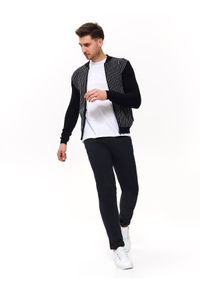 TOP SECRET - Sweter rozpinany typu bomber. Okazja: na co dzień. Kolor: czarny. Materiał: dzianina. Wzór: prążki. Sezon: wiosna, lato. Styl: casual, elegancki #4