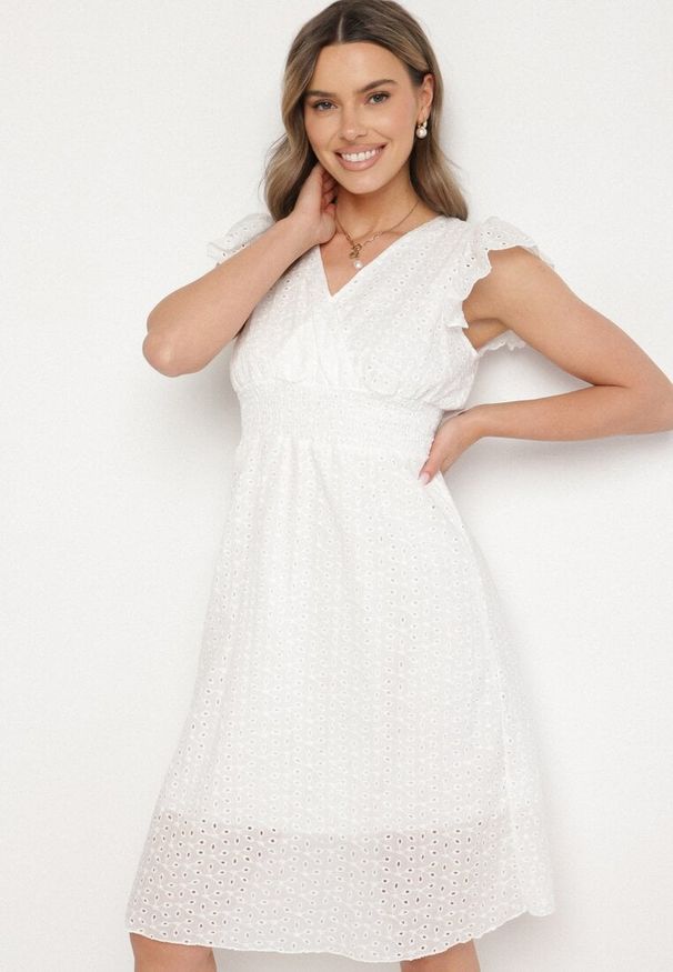 Born2be - Biała Bawełniana Sukienka o Rozkloszowanym Kroju z Haftami Nelalina. Okazja: na co dzień. Typ kołnierza: dekolt w kształcie V. Kolor: biały. Materiał: bawełna. Wzór: haft. Typ sukienki: rozkloszowane. Styl: elegancki, casual, klasyczny. Długość: midi