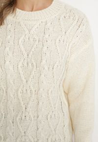 Born2be - Jasnobeżowy Sweter z Wełną Ściągaczem i Tłoczeniem Riavonnae. Okazja: na co dzień. Kolor: beżowy. Materiał: wełna. Styl: wizytowy, klasyczny, casual, elegancki #5