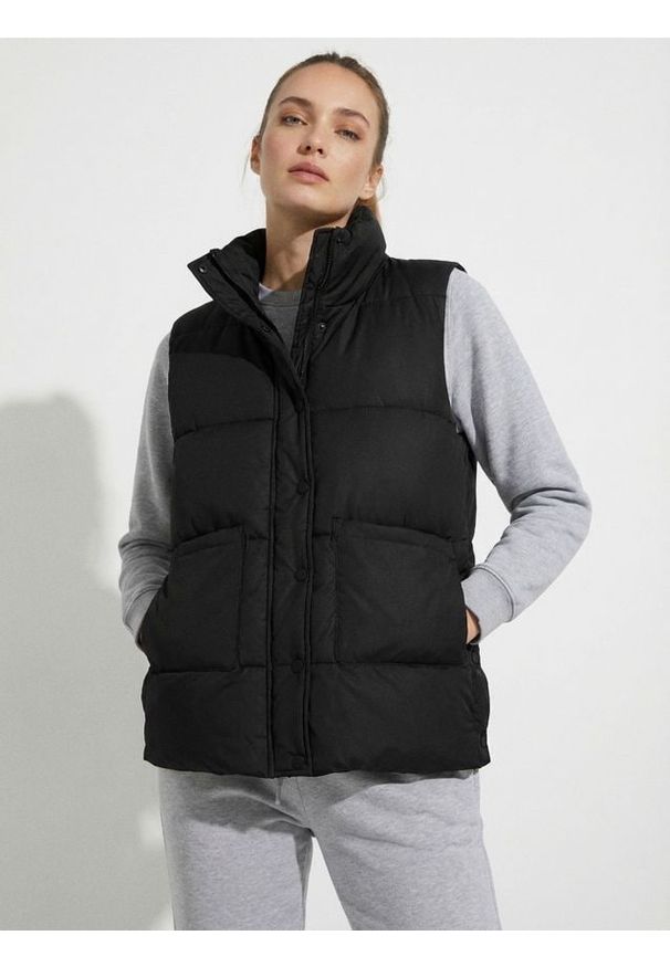 Sinsay - Pikowana kamizelka ze stójką - czarny. Typ kołnierza: kołnierzyk stójkowy. Kolor: czarny