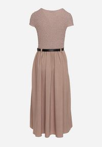 Born2be - Ciemnobeżowa Rozkloszowana Sukienka z Paskiem z Imitacji Skóry Drinna. Typ kołnierza: dekolt w kształcie V. Kolor: beżowy. Materiał: skóra. Długość rękawa: krótki rękaw. Wzór: aplikacja. Styl: elegancki #7