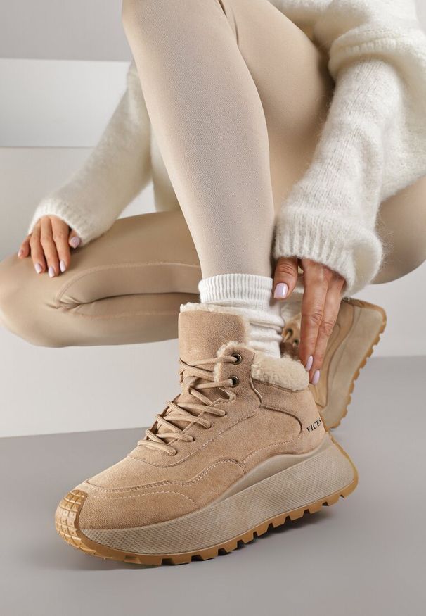 Renee - Jasnobrązowe Sneakersy Śniegowce Vices na Platformie Ozdobione Napisem i Futerkiem Lanite. Kolor: brązowy. Materiał: futro. Wzór: napisy, aplikacja. Obcas: na platformie