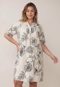 Born2be - Czarno-Biała Sukienka z Wiskozy o Pudełkowym Kroju w Kwiatowy Print Reninca. Okazja: na co dzień. Kolekcja: plus size. Kolor: czarny. Materiał: wiskoza. Wzór: nadruk, kwiaty. Sezon: lato. Typ sukienki: proste, dla puszystych. Styl: casual #3