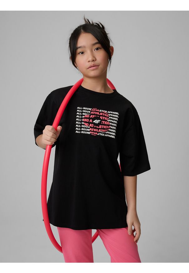 4f - 4F T-shirt loose z nadrukiem dziewczęcy - czarny 122 (6-7 lat). Okazja: na co dzień, na uczelnię. Kolor: czarny. Materiał: bawełna, materiał. Wzór: nadruk. Sezon: lato. Styl: casual, sportowy