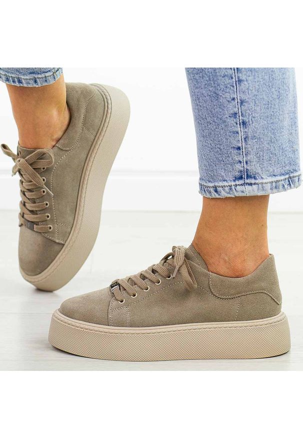 Taupe skórzane półbuty damskie Filippo Dp6119/25. Okazja: na co dzień. Kolor: beżowy. Materiał: skóra, zamsz. Sezon: jesień, lato, wiosna. Obcas: na platformie. Styl: klasyczny, casual, elegancki