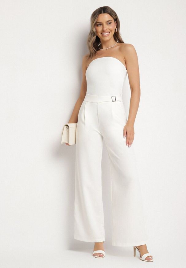 Born2be - Biały Top Bez Rękawów z Wiskozą Zdobiony Rozcięciami Salomira. Okazja: na co dzień. Kolor: biały. Materiał: wiskoza. Długość rękawa: bez rękawów. Wzór: aplikacja. Styl: casual, klasyczny, elegancki