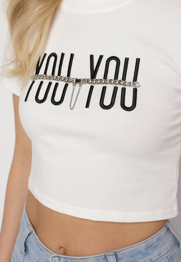Born2be - Biały Bawełniany T-shirt z Napisem i Łańcuchem Olimelia. Kolor: biały. Materiał: bawełna. Wzór: napisy