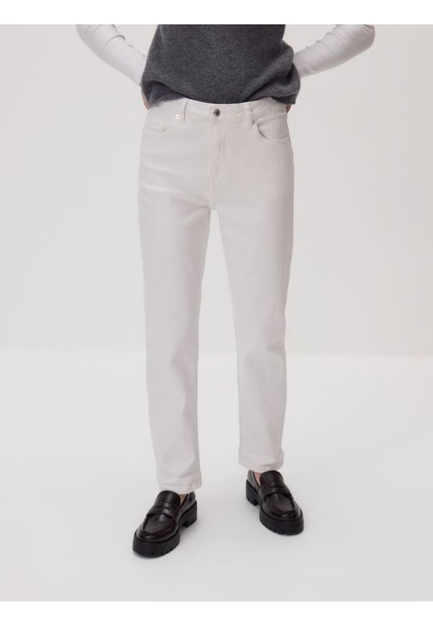 Reserved - Jeansy boyfriend slim - biały. Kolor: biały