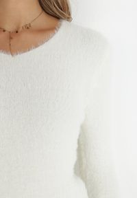 Born2be - Biały Sweter Wełniany Panaris. Typ kołnierza: dekolt w serek. Kolekcja: plus size. Kolor: biały. Materiał: wełna. Styl: klasyczny #4