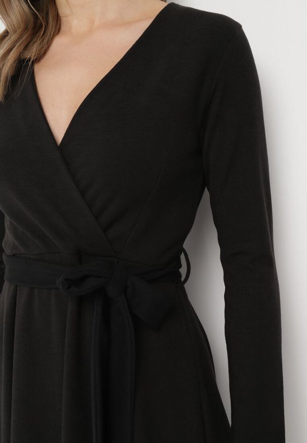 Born2be - Czarna Sukienka Therinore. Kolor: czarny. Materiał: bawełna, dzianina. Typ sukienki: kopertowe. Styl: elegancki. Długość: midi