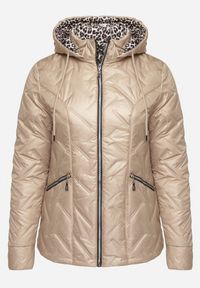 Born2be - Beżowa Pikowana Kurtka z Kapturem i Podszewką w Panterkę Felandre. Okazja: na co dzień, na spacer. Typ kołnierza: kaptur. Kolekcja: plus size. Kolor: beżowy. Materiał: jeans. Wzór: motyw zwierzęcy. Styl: klasyczny, casual #3