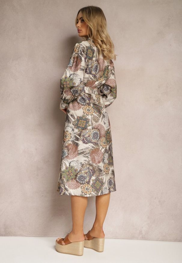 Renee - Niebieska Sukienka o Koszulowym Fasonie Wiązana w Pasie w Ornamentalny Wzór Blikkia. Okazja: na co dzień. Kolor: niebieski. Typ sukienki: koszulowe. Styl: klasyczny, casual, elegancki