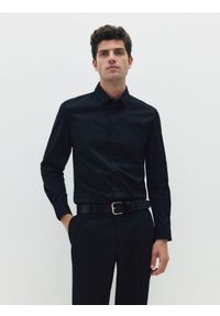 Reserved - Gładka koszula slim fit - czarny. Kolor: czarny. Materiał: tkanina, bawełna. Wzór: gładki #1