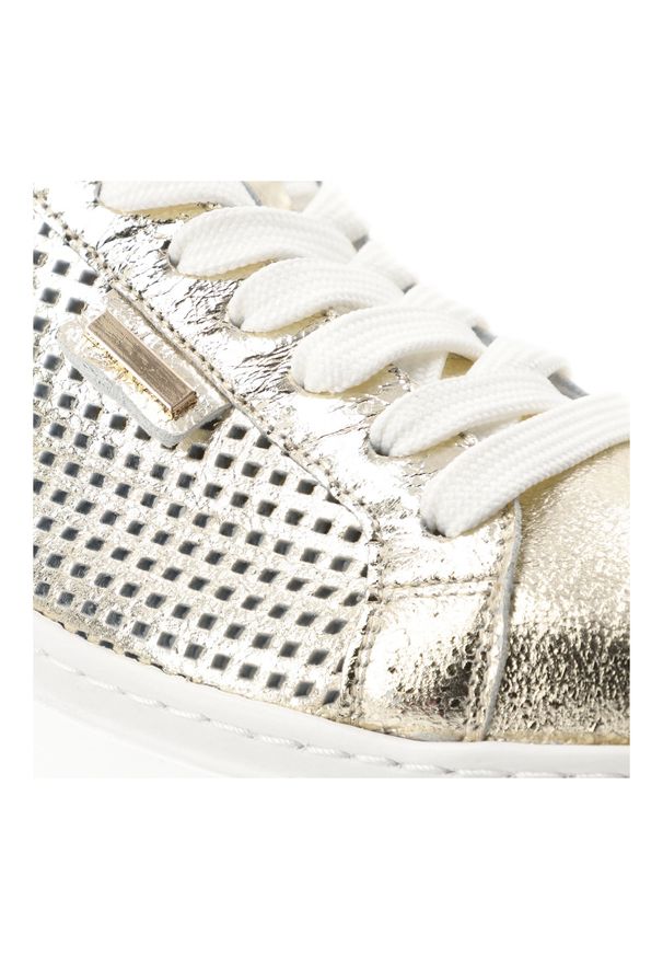 Sneakersy damskie Armodo, cholewka ze skóry naturalnej perforowana konstrukcja zapewniająca przewiewność klasyczne sznurowanie gruba stabilna podeszw. Okazja: na co dzień. Zapięcie: sznurówki. Kolor: złoty. Materiał: skóra. Szerokość cholewki: normalna. Wzór: ażurowy. Sezon: wiosna, lato. Styl: klasyczny