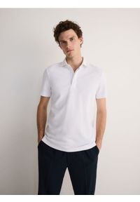 Reserved - Koszulka polo regular - biały. Typ kołnierza: polo. Kolor: biały. Materiał: bawełna, dzianina #1
