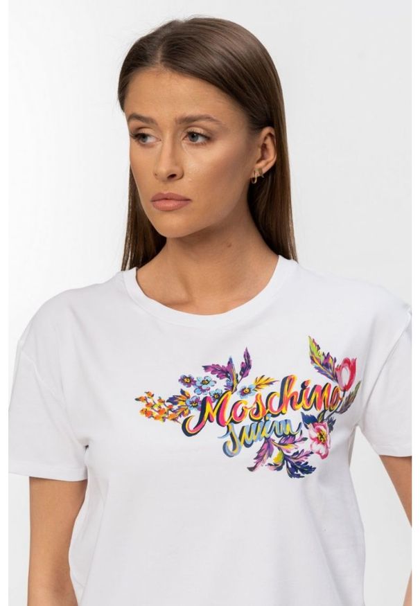 MOSCHINO Biały t-shirt damski z logo i kwiatami, Rozmiar XS. Kolor: biały. Materiał: prążkowany. Wzór: kwiaty