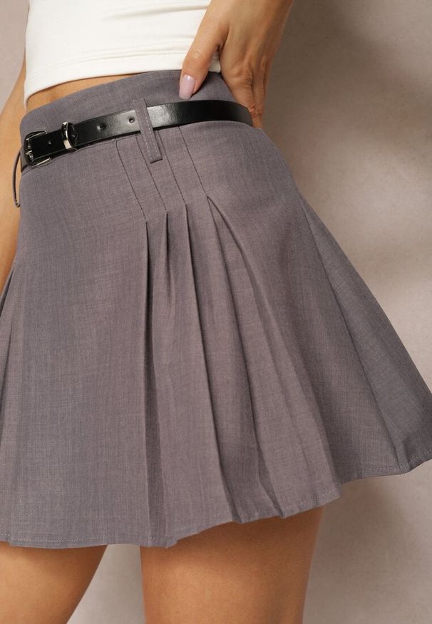 Renee - Szare Rozkloszowane Spódnico-Spodenki Plisowane High Waist z Paskiem Bastorea. Okazja: na spacer. Stan: podwyższony. Kolor: szary. Materiał: tkanina. Styl: elegancki