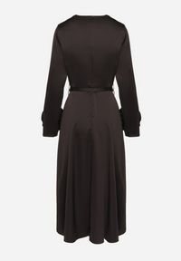 Born2be - Czarna Sukienka Wieczorowa Ozdobiona Paskiem i Kwiatami 3D Temarita. Kolor: czarny. Wzór: aplikacja, kwiaty. Styl: wizytowy #3