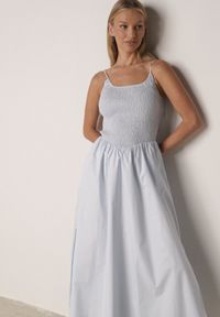 Born2be - Niebieska Bawełniana Sukienka Rozkloszowana z Elastyczną Górą i Wiązanymi Ramiączkami Nyphea. Okazja: na co dzień. Kolor: niebieski. Materiał: bawełna. Długość rękawa: na ramiączkach. Typ sukienki: proste. Styl: casual, elegancki #1